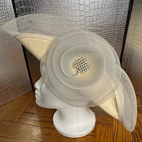 Elegant Vintage Cream Fascinator with Rhinestone Accent